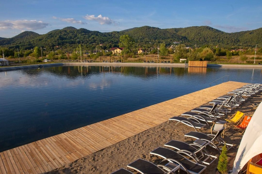 Cea mai mare piscină naturală din estul Europei se află la 2 ore și jumătate de Cluj. Are 18.000 de metri pătrați şi este o oază de relaxare