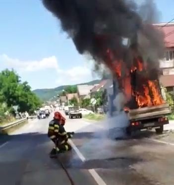 Cluj: Camionetă plină cu termopane, cuprinsă de flăcări. A ars ca o torță