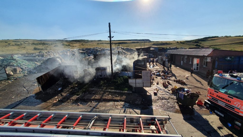 INCENDIU în Cluj-Napoca: A ars o rampă de sortare a deșeurilor din zona Pata Rât. De unde a pornit focul