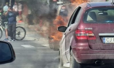 O mașină a luat foc pe Calea Turzii