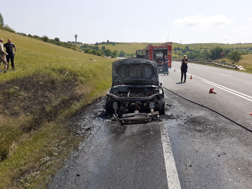 O mașină s-a făcut scrum pe un drum din Cluj. De la ce ar fi pornit incendiul