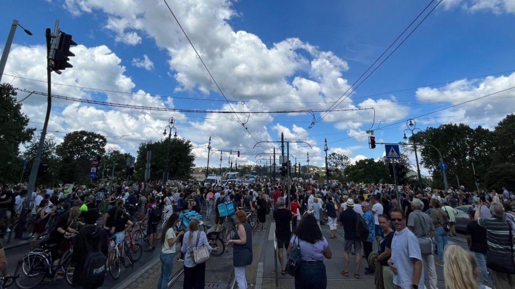 Proteste împotriva lui Orban în Ungaria. Oamenii au ieșit în stradă și au blocat un pod din Budapesta