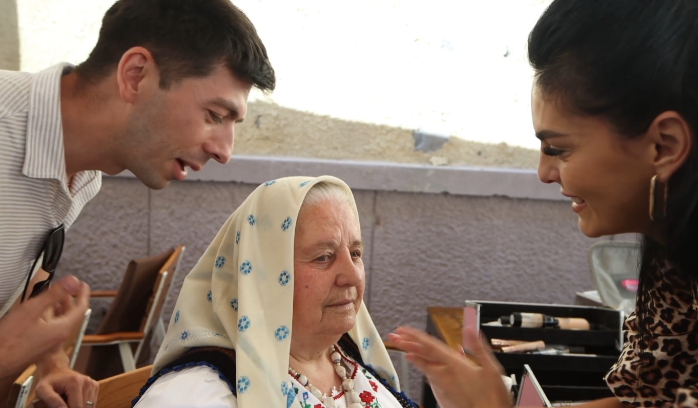 (Video) Mircea Bravo, ședință foto în centrul Clujului cu bunica și vedetele din filmul „Mirciulică” 1