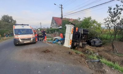 ACCIDENT în Cluj: Un autocamion și un autoturism au ajuns în șanț