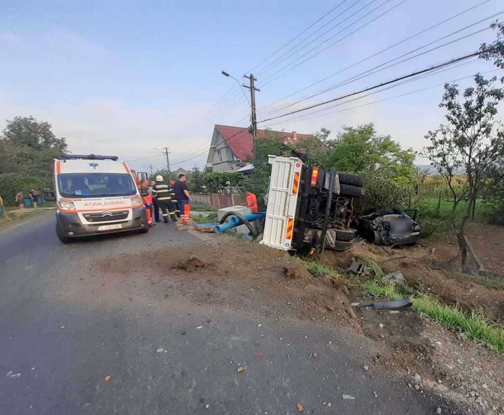ACCIDENT în Cluj: Un autocamion și un autoturism au ajuns în șanț