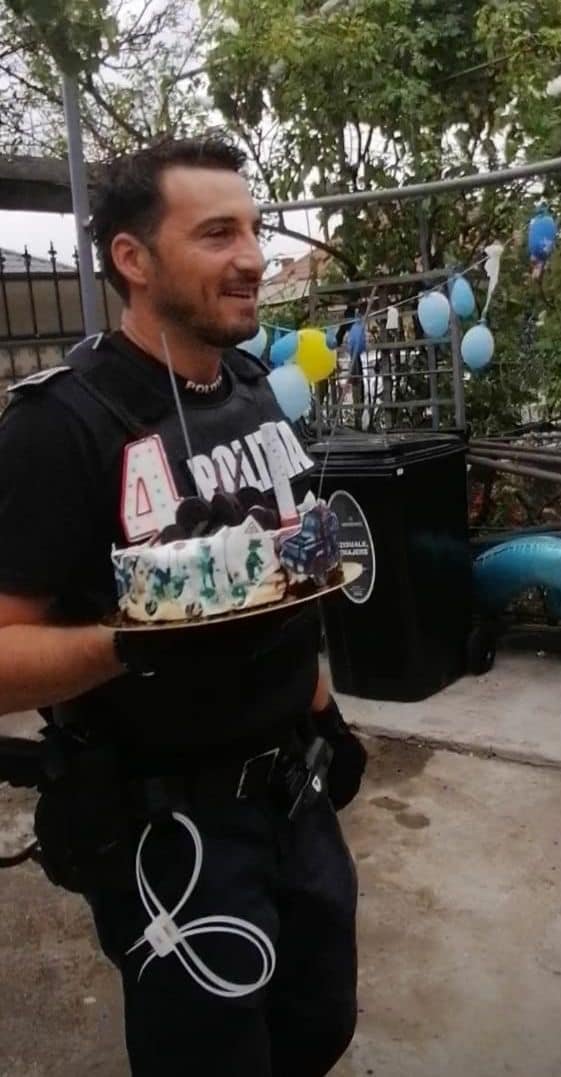 Bucurie mare pentru un copil de 4 ani! Polițiștii turdeni i-au făcut o surpriză de ziua lui