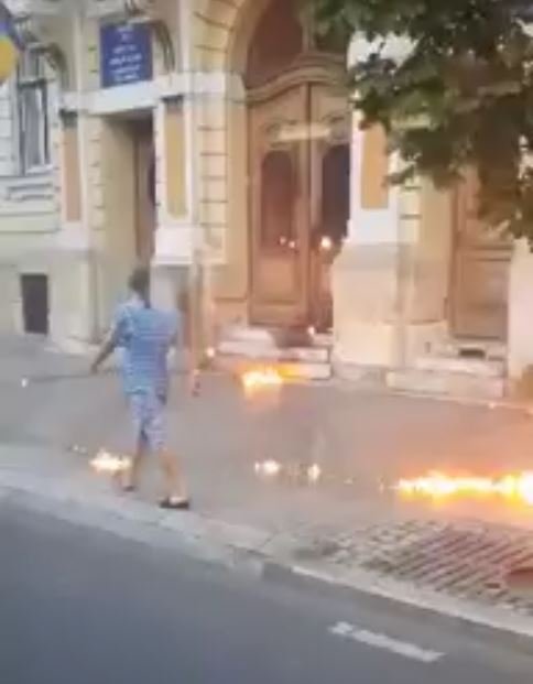Cine e bărbatul care a pus foc la ușa Primăriei Cluj-Napoca. A fost reținut pentru 24 de ore