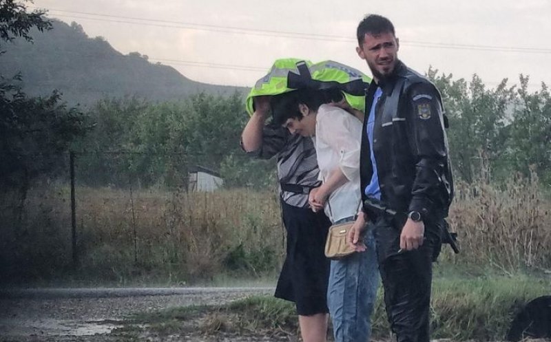 Cluj. Un polițist și-a oferit haina unor femei pentru a le feri de ploaie. „Mihai, ne simțim mândri" 1