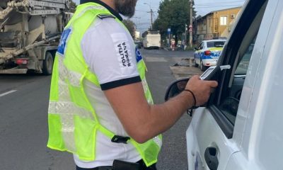 Clujean mangă la volan: A acroșat panourile luminoase ale unei firme și și-a văzut "vesel" de drum