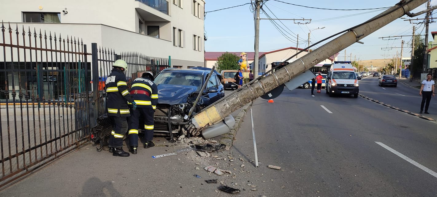 (Foto) Cluj: Un șofer de 74 de ani a rupt un stâlp cu BMW-ul pe Traian Vuia 1