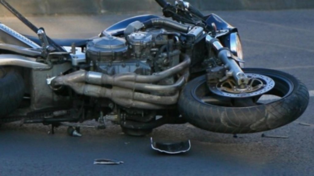 Impact între o mașină și o motocicletă la ieșirea din Gilău spre Oradea