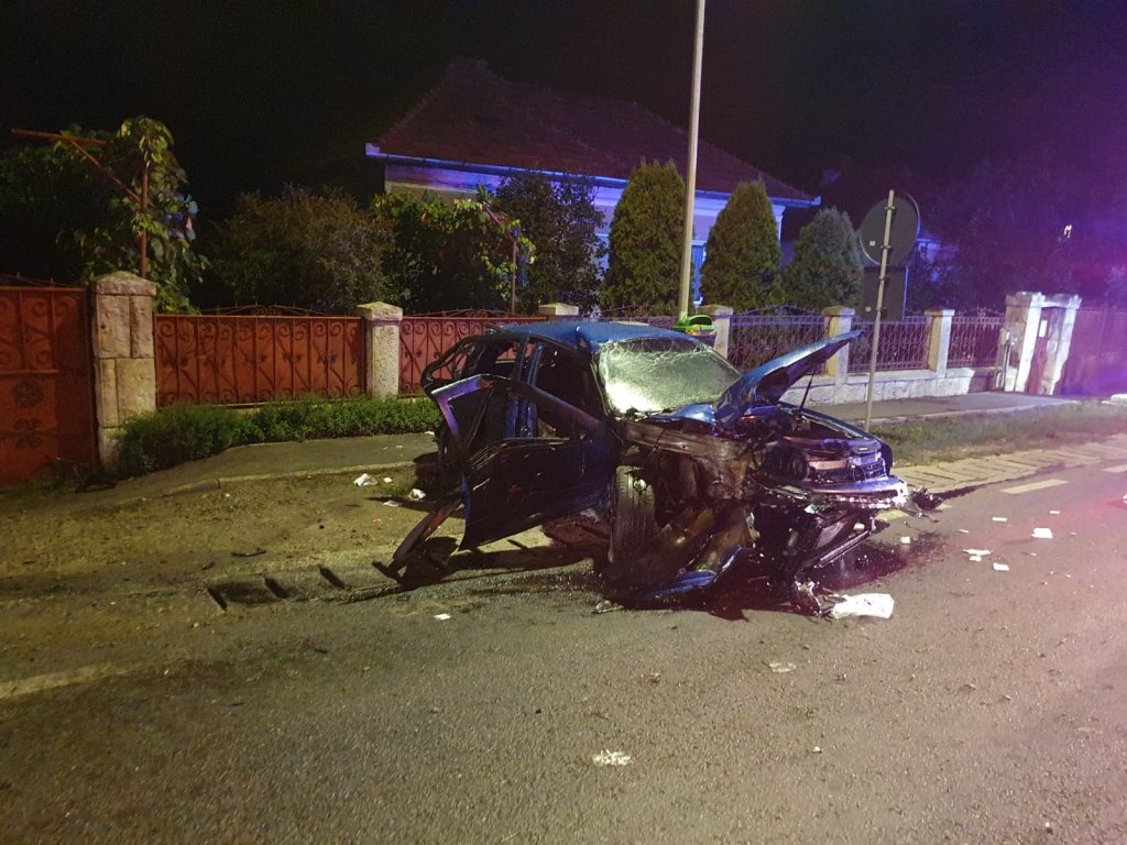 O mașină s-a făcut ZOB în Florești. Doi tineri, la spital