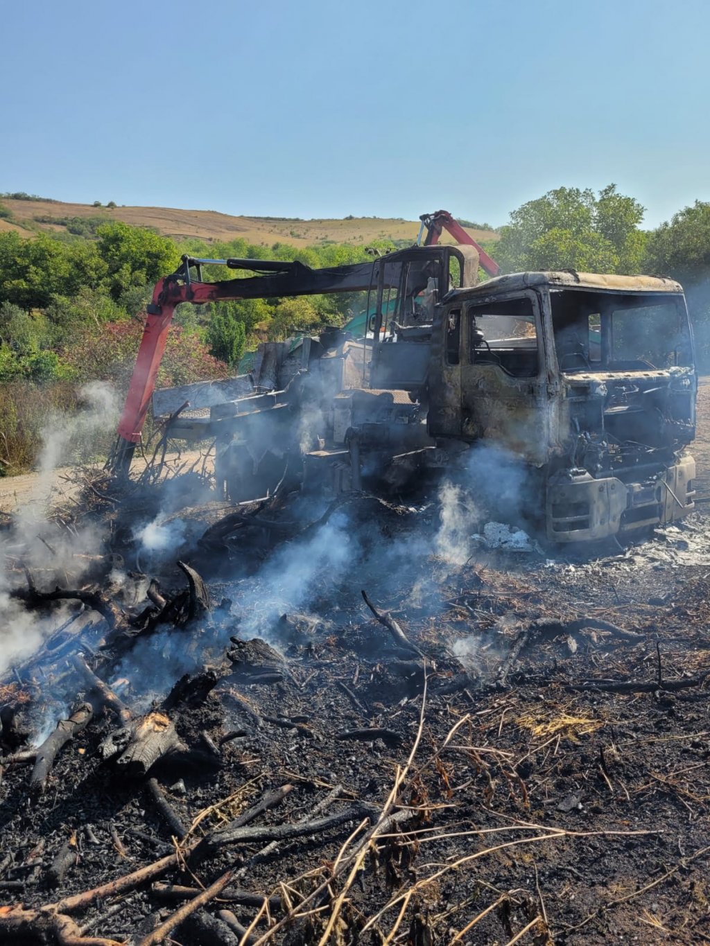 Un camion a luat foc în Cojocna. Pompierii s-au luptat mai bine de două ore cu flăcările