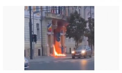 (Video) A dat foc Primăriei Cluj, sâmbătă seara. Un bărbat a aruncat benzină pe ușă și i-a dat foc