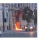 (Video) A dat foc Primăriei Cluj, sâmbătă seara. Un bărbat a aruncat benzină pe ușă și i-a dat foc