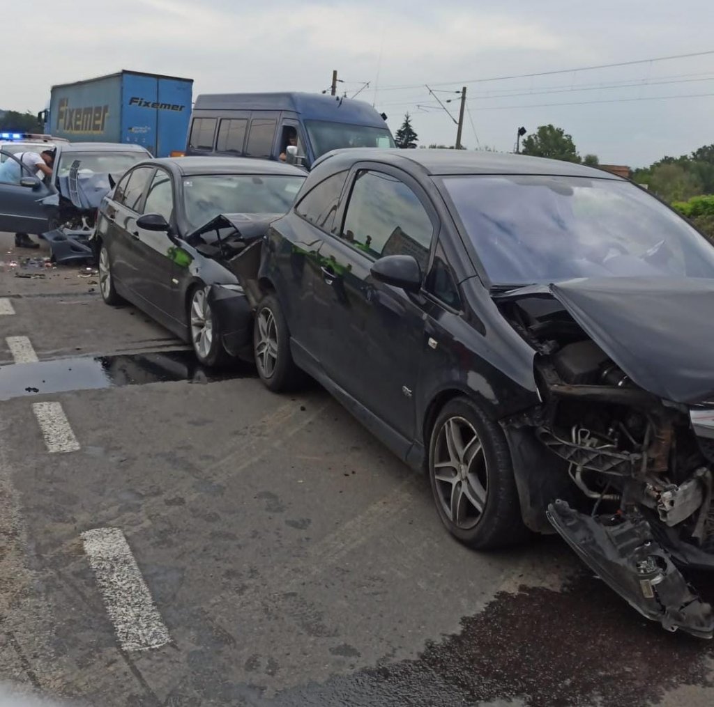 Accident cu cinci mașini în Jucu. Trei persoane au ajuns la spital
