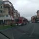Cade tencuiala de pe blocurile din Turda. Trecătorii sunt în pericol! A fost nevoie de intervenția pompierilor