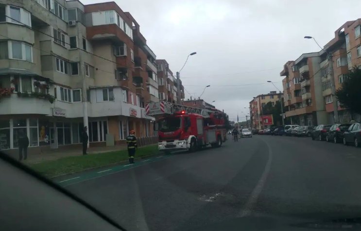 Cade tencuiala de pe blocurile din Turda. Trecătorii sunt în pericol! A fost nevoie de intervenția pompierilor