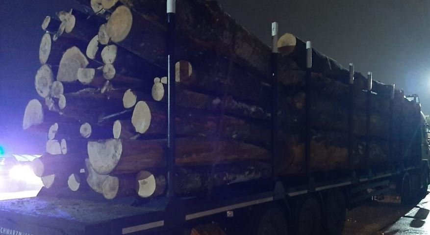 Camion cu lemne fără acte, oprit în Baciu, după o sesizare la 112