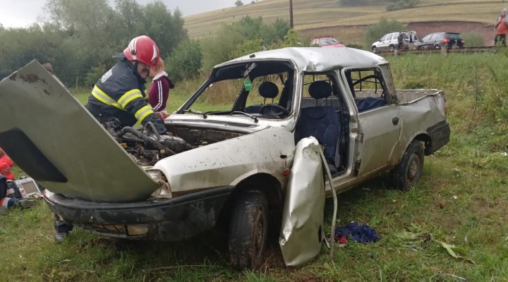 Cluj: Accident grav! Un bărbat a murit iar 2 femei au ajuns la spital după ce Dacia în care se aflau s-a răsturnat