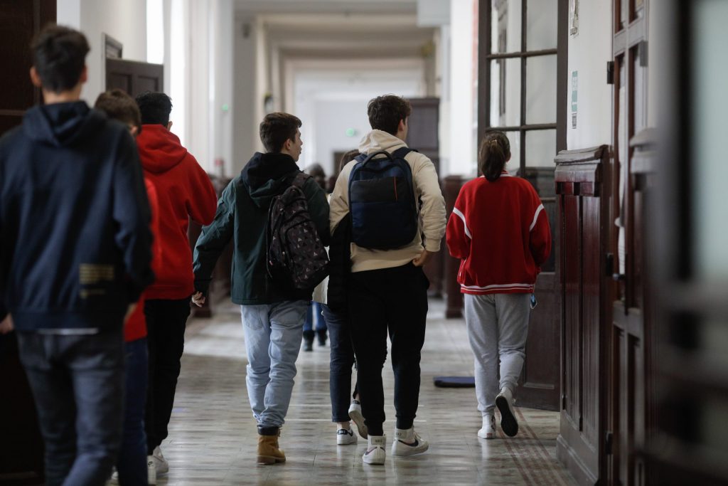 Cluj. Elevi condamnați de judecători, după ce au legat un coleg de scaun și l-au machiat, la un liceu din Huedin