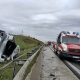 Cluj: Maşină răsturnată pe A3. Primul ajutor, dat de două ambulanțe care treceau prin zonă, una din Brașov, cealaltă din Ungaria
