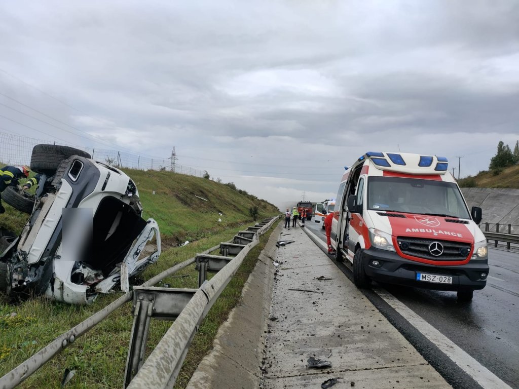 Cluj: Maşină răsturnată pe A3. Primul ajutor, dat de două ambulanțe care treceau prin zonă, una din Brașov, cealaltă din Ungaria