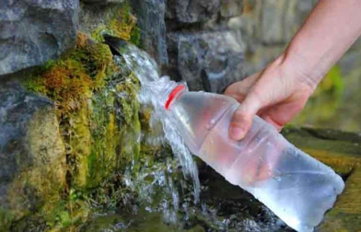 Cluj. Mii de persoane beau de ani întregi apă de izvor contaminată cu nitriți și nitrați: "E super bună. Mă risc!" 1