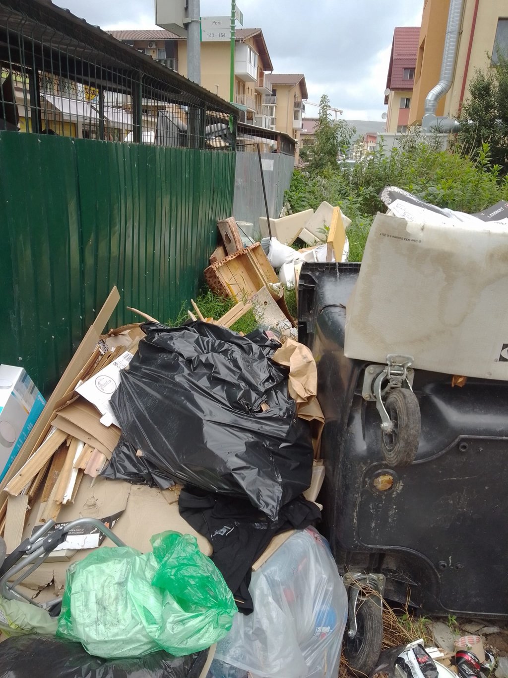 Din nou s-a adunat un puhoi de gunoaie pe o stradă din Florești, deşi pot fi predate GRATIS la centrul de colectare