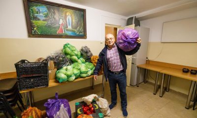 Foto Cluj. Primarul Emil Boc a cărat în spinare legume cu sacul pentru oamenii nevoiași