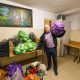 Foto Cluj. Primarul Emil Boc a cărat în spinare legume cu sacul pentru oamenii nevoiași