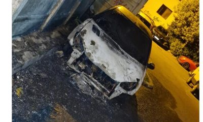 (Foto/Video) O mașină a ars ca o torță azi noapte în Cluj Napoca. A fost distrusă complet