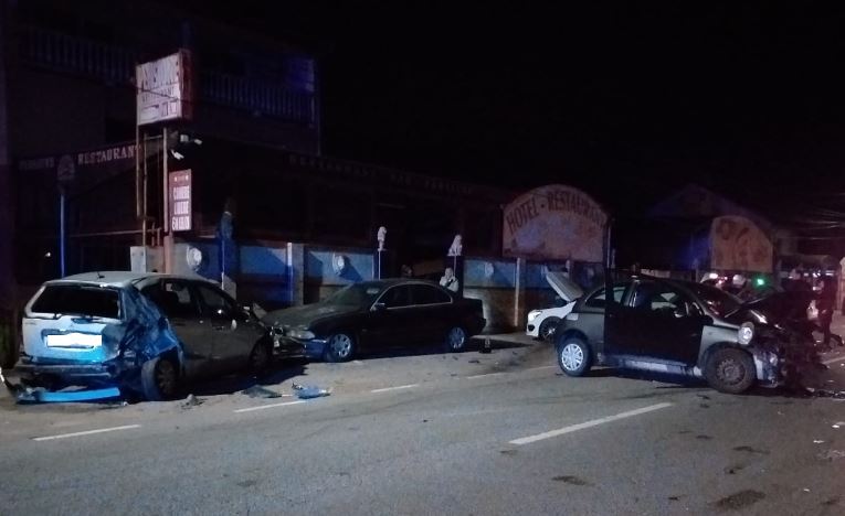 Video Cluj. 2 femei rănite, 4 mașini lovite, la Gherla