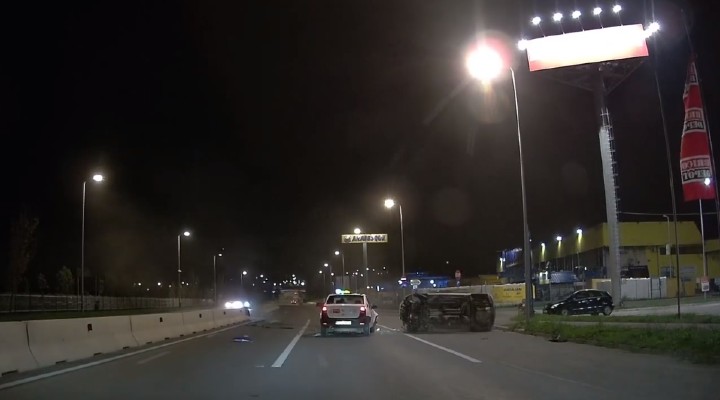 Video Cluj. Accident grav în fața Arabesque. Un SUV a sărit parapetele din beton din mijlocul drumului și apoi a lovit un taxi