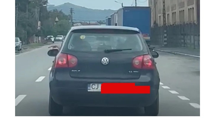 Video Cluj. Șofer începător, filmat cum își aruncă mizeria pe geamul mașinii