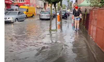 Video Inundații. Zidul de susținere al unui drum din Dej, rupt de ape