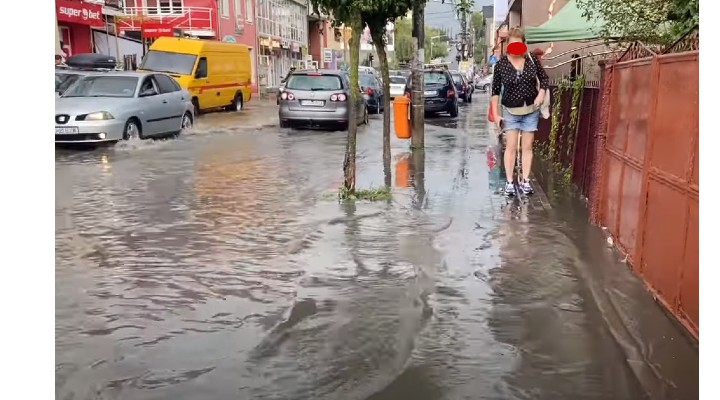 Video Inundații. Zidul de susținere al unui drum din Dej, rupt de ape
