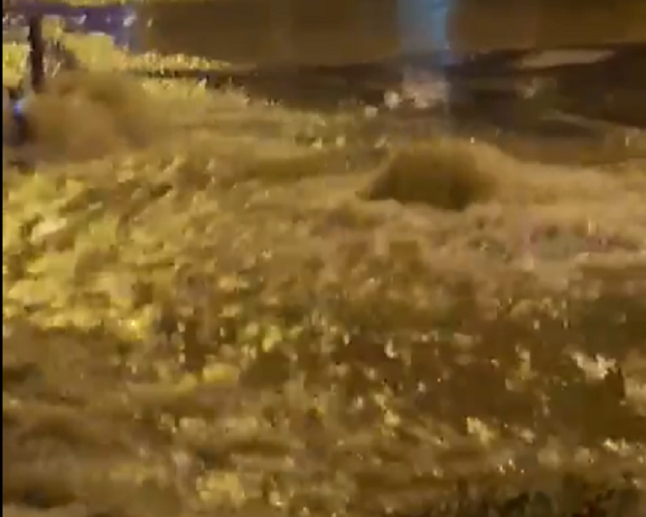 (Video) O stradă din Cluj Napoca transformată în râu după ce o conductă de apă s-a spart