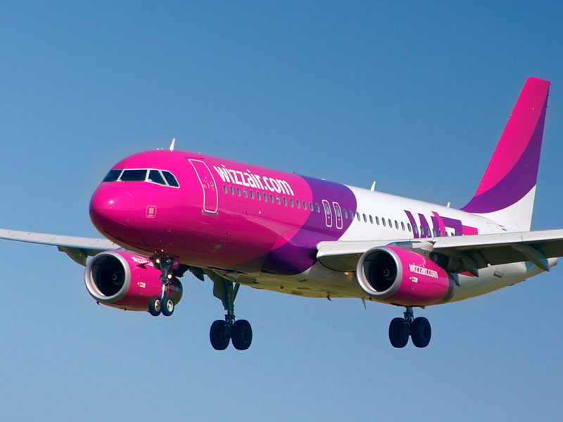 (Video) Pasageri Wizz Air dați afară cu poliția din aeroport după ce compania a anulat 3 zboruri 1