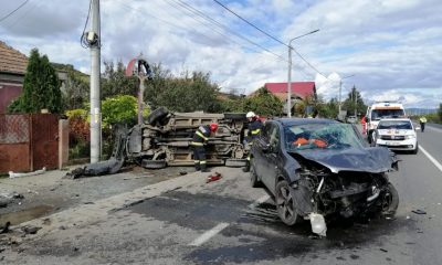 Accident în Jucu. Soferul uneia dintre cele două mașini implicate s-a răstunat. O minoră și trei adulți au fost transportați la spital