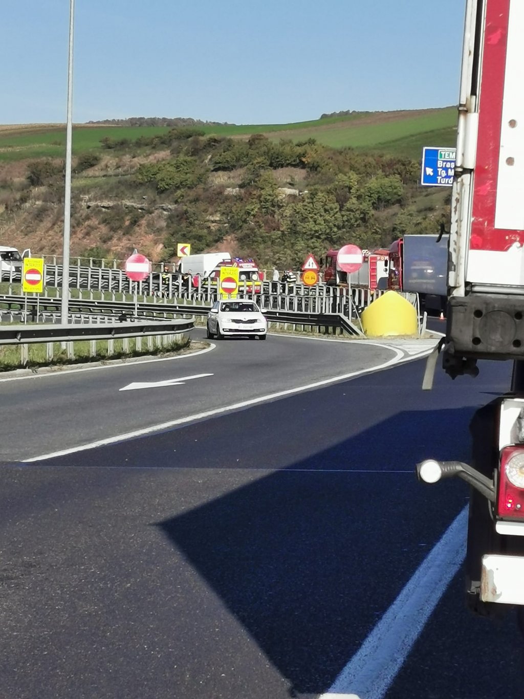 Cluj: Accident cu răniți pe nodul autostrăzii A3. O femeie și un copil de 9 ani, transportați la spital