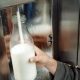 Cluj: Patru copii au golit de bani trei dozatoare de lapte