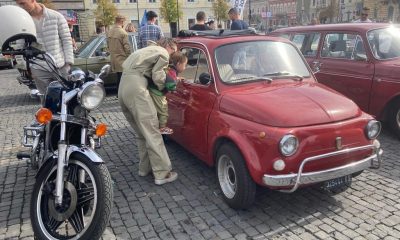 Expoziție de mașini de epocă în centrul Clujului. Oamenii au putut admira „bijuterii” de la Dacia, Aro, dar și Porsche, și Cadillac