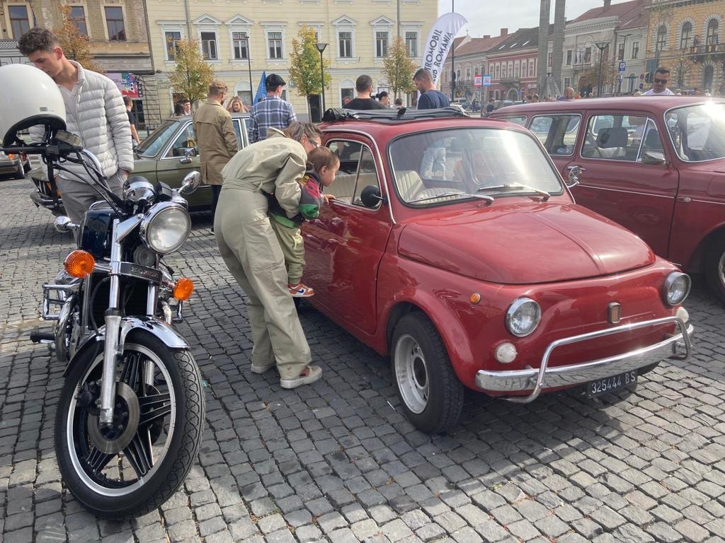 Expoziție de mașini de epocă în centrul Clujului. Oamenii au putut admira „bijuterii” de la Dacia, Aro, dar și Porsche, și Cadillac