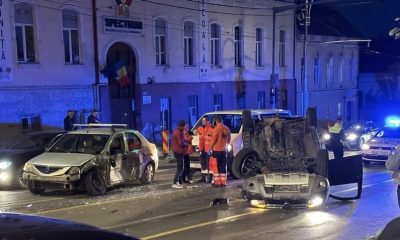 (Foto) Accident Cluj. Mașină răsturnată pe Calea Mănăștur. Trei persoane rănite 1