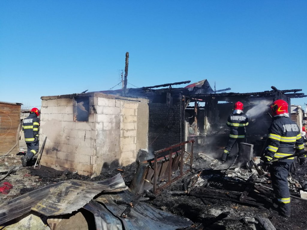Locuință improvizată din Cluj-Napoca, distrusă de flăcări