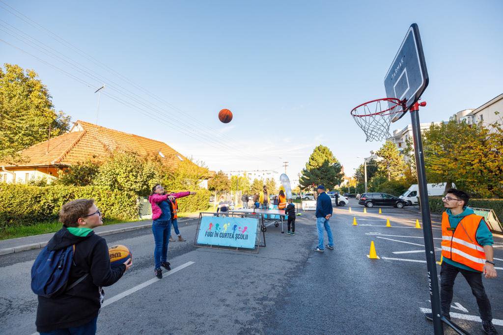 Mai multe străzi din Cluj se închid pentru trafic și se deschid pentru baschet, badminton, exerciții de motricitate, trasee de viteză.