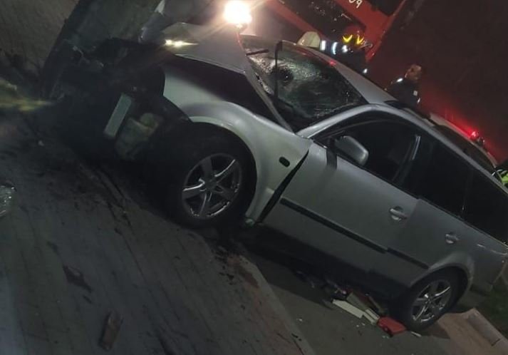 Mașina care s-a izbit de un stâlp în Dej, condusă de un ADOLESCENT de 17 ani, BĂUT. În automobil erau șase tineri