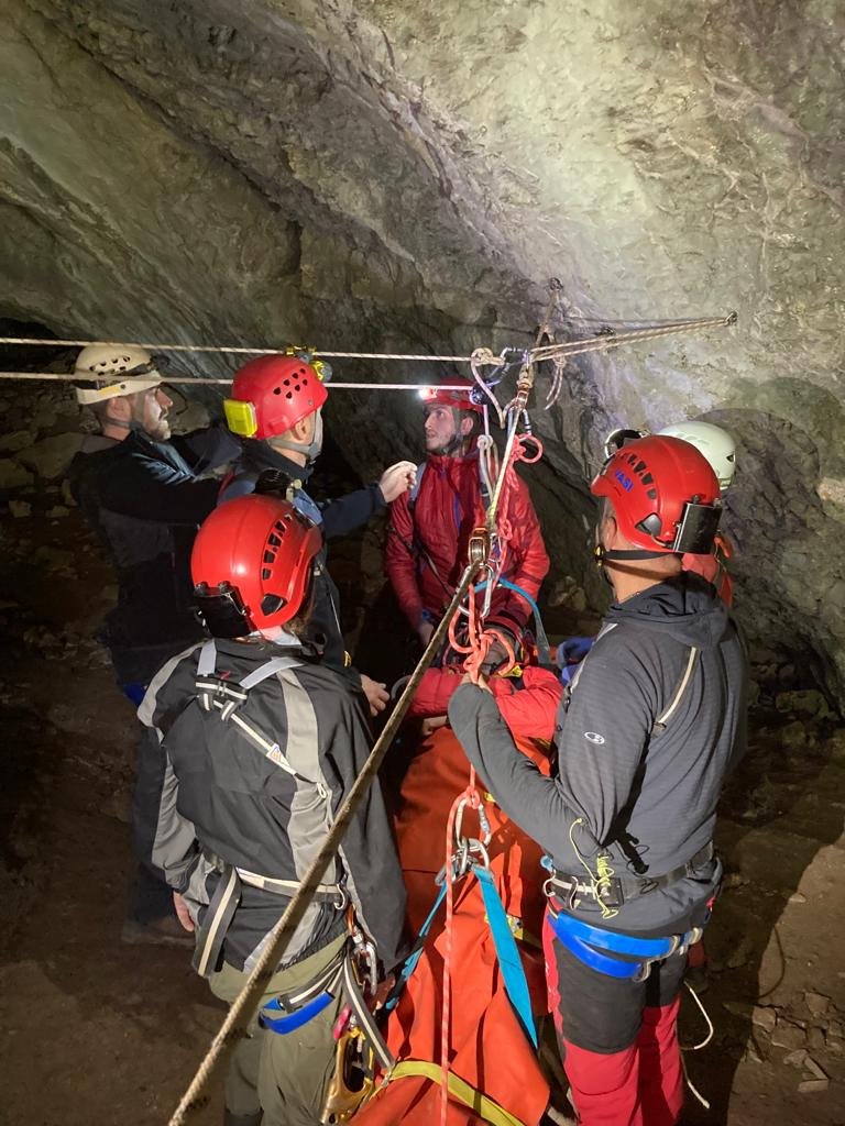 Speologi clujeni, la un exercițiu complex de salvare dintr-o peșteră cu numeroase pasaje orizontale și verticale