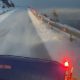 Zăpadă pe drumurile montane! Drumarii au ieșit cu utilajele de deszăpezire
